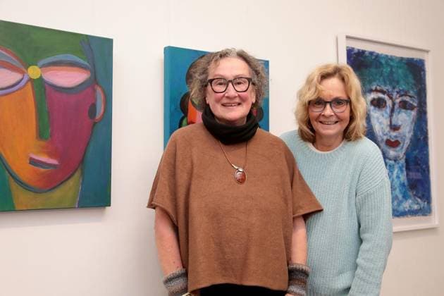 Neue Ausstellung mit Arbeiten von 18 Künstlern, die in der Kunststation Rheinelbe gewirkt haben im Justizzentrum Ückendorf in Gelsenkirchen ** NUR FÜR REDAKTIONELLE ZWECKE ** EDITORIAL USE ONLY **<p>Gerlind Koschatzki und Angela Müller vor Ihren Werken bei der Neuen Ausstellung mit Arbeiten von 18 Künstlern, die in der Kunststation Rheinelbe gewirkt haben am Montag den 05. Januar 2025 im Justizzentrum Ückendorf in Gelsenkirchen Foto : Frank Oppitz FUNKE Foto Services < p> Kultur, Kunst, Unterhaltung Deutschland NRW Gelsenkirchen Copyright: FrankxOppitz Copyright: FrankxOppitz doc8403akblfo5u2yicmcv ,EDITORIAL USE ONLY