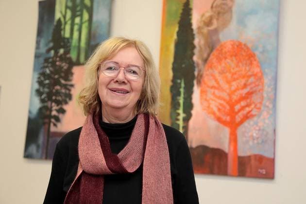 Neue Ausstellung mit Arbeiten von 18 Künstlern, die in der Kunststation Rheinelbe gewirkt haben im Justizzentrum Ückendorf in Gelsenkirchen ** NUR FÜR REDAKTIONELLE ZWECKE ** EDITORIAL USE ONLY **<p>Ines Gauchel vor ihren Werken bei der Neuen Ausstellung mit Arbeiten von 18 Künstlern, die in der Kunststation Rheinelbe gewirkt haben am Montag den 05. Januar 2025 im Justizzentrum Ückendorf in Gelsenkirchen Foto : Frank Oppitz FUNKE Foto Services < p> Kultur, Kunst, Unterhaltung Deutschland NRW Gelsenkirchen Copyright: FrankxOppitz Copyright: FrankxOppitz doc8403akyf0wz4yd7hhkn ,EDITORIAL USE ONLY