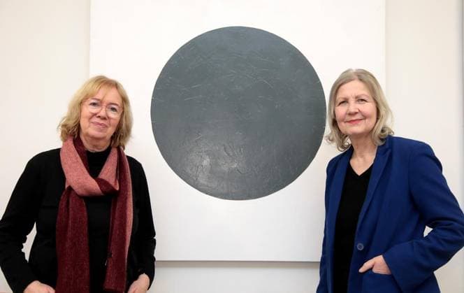 Neue Ausstellung mit Arbeiten von 18 Künstlern, die in der Kunststation Rheinelbe gewirkt haben im Justizzentrum Ückendorf in Gelsenkirchen ** NUR FÜR REDAKTIONELLE ZWECKE ** EDITORIAL USE ONLY **<p>Ines Gauchel und Renate Quecke vor ihren Werken bei der Neuen Ausstellung mit Arbeiten von 18 Künstlern, die in der Kunststation Rheinelbe gewirkt haben am Montag den 05. Januar 2025 im Justizzentrum Ückendorf in Gelsenkirchen Foto : Frank Oppitz FUNKE Foto Services < p> Kultur, Kunst, Unterhaltung Deutschland NRW Gelsenkirchen Copyright: FrankxOppitz Copyright: FrankxOppitz doc8403akzlig28p66qmcv ,EDITORIAL USE ONLY