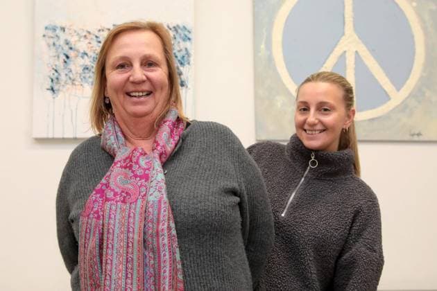 Neue Ausstellung mit Arbeiten von 18 Künstlern, die in der Kunststation Rheinelbe gewirkt haben im Justizzentrum Ückendorf in Gelsenkirchen ** NUR FÜR REDAKTIONELLE ZWECKE ** EDITORIAL USE ONLY **<p>Pia und Renate Schlechtriem vor ihren Werken bei der Neuen Ausstellung mit Arbeiten von 18 Künstlern, die in der Kunststation Rheinelbe gewirkt haben am Montag den 05. Januar 2025 im Justizzentrum Ückendorf in Gelsenkirchen Foto : Frank Oppitz FUNKE Foto Services < p> Kultur, Kunst, Unterhaltung Deutschland NRW Gelsenkirchen Copyright: FrankxOppitz Copyright: FrankxOppitz doc8403alabjswgfaepk2v ,EDITORIAL USE ONLY