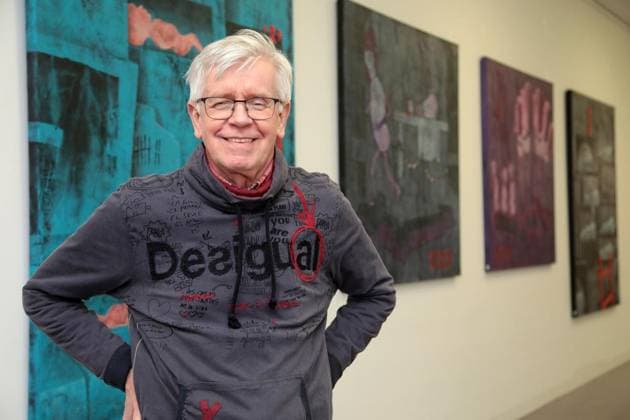 Neue Ausstellung mit Arbeiten von 18 Künstlern, die in der Kunststation Rheinelbe gewirkt haben im Justizzentrum Ückendorf in Gelsenkirchen ** NUR FÜR REDAKTIONELLE ZWECKE ** EDITORIAL USE ONLY **<p>Heinrich Gerlach vor seinen Werken bei der Neuen Ausstellung mit Arbeiten von 18 Künstlern, die in der Kunststation Rheinelbe gewirkt haben am Montag den 05. Januar 2025 im Justizzentrum Ückendorf in Gelsenkirchen Foto : Frank Oppitz FUNKE Foto Services < p> Kultur, Kunst, Unterhaltung Deutschland NRW Gelsenkirchen Copyright: FrankxOppitz Copyright: FrankxOppitz doc8403alpl0052vicmcv ,EDITORIAL USE ONLY