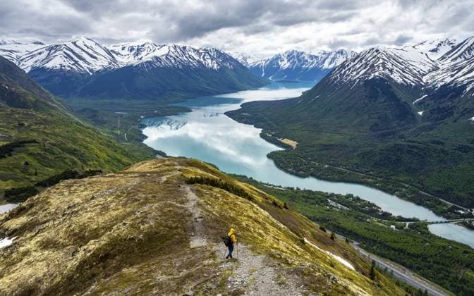 Bergsteiger auf einem Wanderweg auf der Slaughter Ridge, Ausblick auf verschneite Berge im Frühling und türkisblauen See Kenai Lake, Cooper Landing, Kenai Halbinsel, Alaska, USA Climbers on a hiking trail on Slaughter Ridge, views of snowy mountains in spring and turquoise Lake Kenai Lake, Cooper Landing, Kenai Peninsula, Alaska, USA Copyright: imageBROKER Marax&xMoritzxWolf ibxmzf16150122.jpg ,model released, Symbolfoto ,property released