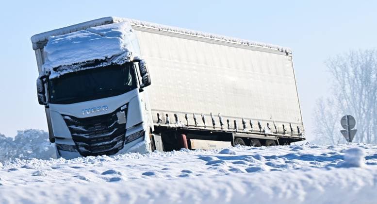 PHOTOPQR OUEST FRANCE Franck Dubray Les Herbiers 06 01 2026 La Vendée a été placée en vigilance orange par météo France comme 23 départements en France pour des chutes de neige et verglas sur les routes A snow plough in front of a heavy goods vehicle in Les Herbiers Photo Franck Dubray Snowfalls in France, on jan 6th 2026 Local Caption Les Herbiers France  Copyright: xPHOTOPQR OUESTxFRANCE MAXPPPxFranckxDubrayx 20260106OFR1819 20260106OFR1819