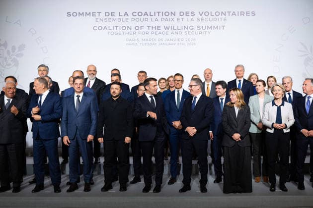 NATO Secretary General Mark Rutte, Canada s Prime Minister Mark Carney, European, Council President Antonio Costa, Poland s Prime Minister Donald Tusk, Germany s Chancellor Friedrich Merz, Ukraine s President Volodymyr Zelensky, Sweden s Prime Minister Ulf Kristersson, France s President Emmanuel Macron, Finland s President Alexander Stubb, Britain s Prime Minister Keir Starmer, Romania s President Nicusor Dan, Italy s Prime Minister Giorgia Meloni, European Commission President Ursula Von der LeyenUS Special Envoy Steve Witkoff, US President s son in law and businessman Jared Kushner and US Ambassador to France Charles Kushner react as they arrive to pose for a family photo at the Elysee Palace in Paris, on January 6, 2026, on the sidelin  Copyright: xJeannexAccorsinix xPoolx xBestimagexJeannexAccorsinix xPoolx xBestimagex