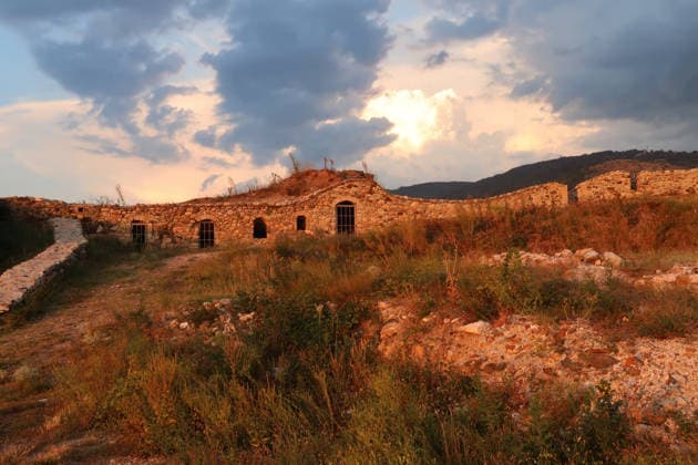 Eine der Außenmauern der Festung Prizren zur goldenen Stunde, Prizren, Kosovo One of the outer walls of the Prizren Fortress at golden hour, Prizren, Kosovo 2022 (License=RF) Copyright: xZoonar.com AnjaxKoeberlex 24439759