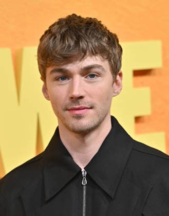 Netflix™s ˜People We Meet On Vacation™ Premiere Miles Heizer arriving to Netflix™™s People We Meet On Vacation™? premiere held at The Egyptian Theatre Hollywood on January 6, 2026 in Hollywood, Ca. Hollywood The Egyptian Theatre Hollywood California USA Copyright: xLisaxOConnor xAFF-USA.COMx