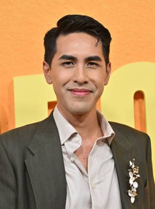 Netflix™s ˜People We Meet On Vacation™ Premiere Tommy Do arriving to Netflix™™s People We Meet On Vacation™? premiere held at The Egyptian Theatre Hollywood on January 6, 2026 in Hollywood, Ca. Hollywood The Egyptian Theatre Hollywood California USA Copyright: xLisaxOConnor xAFF-USA.COMx