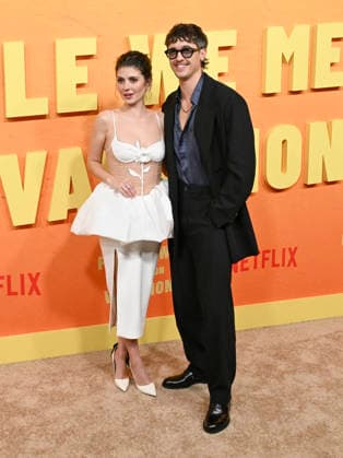 January 6, 2026, Los Angeles, California, USA: American actress EMILY BADER and British actor TOM BLYTH attend the Netflix red carpet premiere of People We Meet On Vacation. Los Angeles USA - ZUMAb173 20260106_aap_b173_001 Copyright: xBillyxBennightx