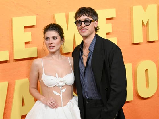 January 6, 2026, Los Angeles, California, USA: American actress EMILY BADER and British actor TOM BLYTH attend the Netflix red carpet premiere of People We Meet On Vacation. Los Angeles USA - ZUMAb173 20260106_aap_b173_026 Copyright: xBillyxBennightx