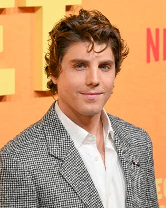 January 6, 2026, Los Angeles, California, USA: American actor Lucas Gage attends the Netflix red carpet premiere of People We Meet On Vacation. Los Angeles USA - ZUMAb173 20260106_aap_b173_052 Copyright: xBillyxBennightx