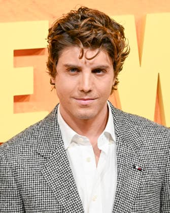January 6, 2026, Los Angeles, California, USA: American actor Lucas Gage attends the Netflix red carpet premiere of People We Meet On Vacation. Los Angeles USA - ZUMAb173 20260106_aap_b173_054 Copyright: xBillyxBennightx