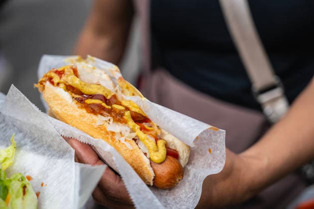 classic America Hot dog in New York s Central Park New York, New York, United States CR_THHE260106A-1923475-01 ,model released, Symbolfoto