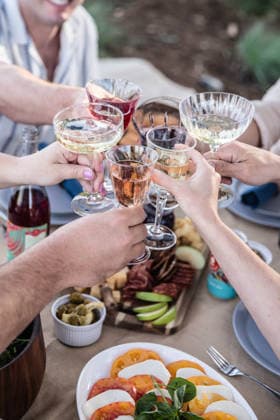 IMAGO Creative, Lifestyle, Feste im Garten #2 Friends raising glasses toasting at outdoor celebration dinner Fort Collins, Colorado, United States CR_YVOQ260106-1920770-01