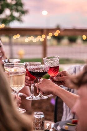 IMAGO Creative, Lifestyle, Feste im Garten #2 Friends raising glasses at dusk toasting at outdoor celebration dinner Fort Collins, Colorado, United States CR_YVOQ260106-1920793-01