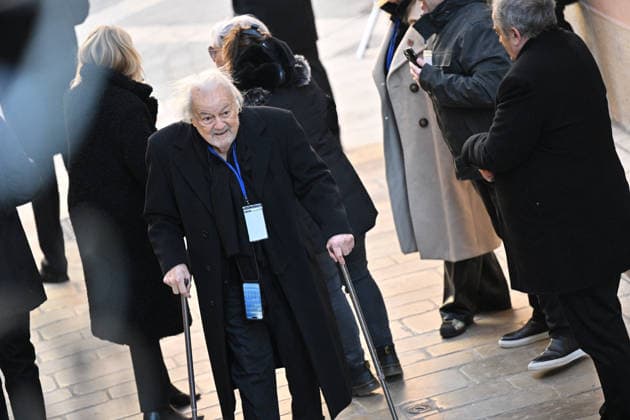 Brigitte Bardot Funeral - Saint-Tropez Guest arriving at Notre-Dame de l Assomption church, for the funeral ceremony for late French actress Brigitte Bardot, in Saint-Tropez, southeastern France, on January 7, 2026. French film sensation Brigitte Bardot, a symbol of sexual liberation in the 1950s and 1960s who reinvented herself as an animal rights defender and embraced far-right views, died on Decmber 28, 2025 aged 91. Photo by Julien Reynaud APS-Medias ABACAPRESS.COM Saint-Tropez France  Copyright: xReynaudxJulien APS-Medias ABACAx