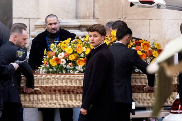 Arrival of the coffin Arrivals at the funeral of Brigitte Bardot in the Parish Church of Notre Dame de lAssomption in Saint Tropez, France, on January 7, 2026 Brigitte Bardot, emblematic figure of French cinema and international icon, died on December 28, 2025 at the age of 91 in her legendary estate of La Madrague, in Saint Tropez, France Revealed to the world through her role in Et DieuÖ créa la femme , she had helped make Saint Tropez a world-famous landmark The actress will be laid to rest on January 7, 2026 in the Saint Tropez marine cemetery, alongside her father Louis Bardot 1896 1975 and her mother Anne Marie Mucel 1912 1978 A religious ceremony will be held beforehand in the Saint Tropez church, where relatives, Jacovides Moreau B Copyright: xJACOVIDES-MOREAUx xBESTIMAGExJACOVIDES-MOREAUx xBESTIMAGEx
