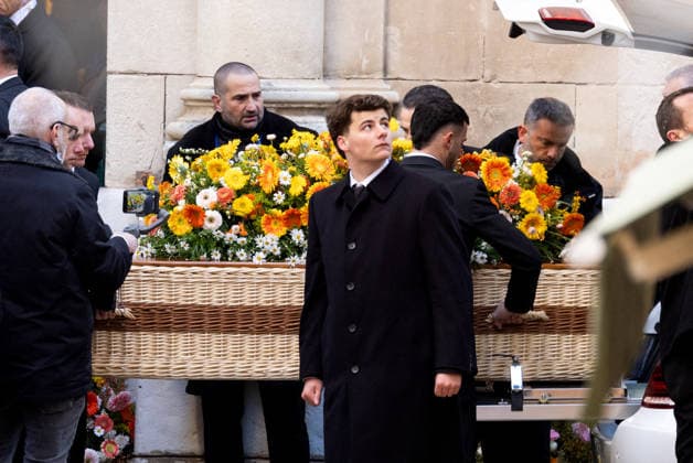 Arrival of the coffin Arrivals at the funeral of Brigitte Bardot in the Parish Church of Notre Dame de lAssomption in Saint Tropez, France, on January 7, 2026 Brigitte Bardot, emblematic figure of French cinema and international icon, died on December 28, 2025 at the age of 91 in her legendary estate of La Madrague, in Saint Tropez, France Revealed to the world through her role in Et DieuÖ créa la femme , she had helped make Saint Tropez a world-famous landmark The actress will be laid to rest on January 7, 2026 in the Saint Tropez marine cemetery, alongside her father Louis Bardot 1896 1975 and her mother Anne Marie Mucel 1912 1978 A religious ceremony will be held beforehand in the Saint Tropez church, where relatives, Jacovides Moreau B Copyright: xJACOVIDES-MOREAUx xBESTIMAGExJACOVIDES-MOREAUx xBESTIMAGEx