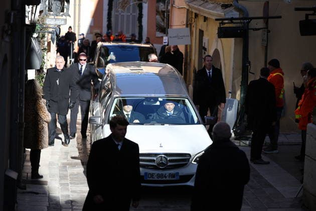 Brigitte Bardot Funeral - Saint-Tropez The hearst transporting the coffin drives towards arriving at Notre-Dame de l Assomption church, for the funeral ceremony for late French actress Brigitte Bardot, in Saint-Tropez, southeastern France, on January 7, 2026. French film sensation Brigitte Bardot, a symbol of sexual liberation in the 1950s and 1960s who reinvented herself as an animal rights defender and embraced far-right views, died on Decmber 28, 2025 aged 91. Photo by Raphael Lafargue ABACAPRESS.COM Saint-Tropez France  Copyright: xLafarguexRaphael ABACAx