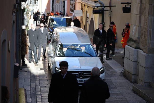 Brigitte Bardot Funeral - Saint-Tropez The hearst transporting the coffin drives towards arriving at Notre-Dame de l Assomption church, for the funeral ceremony for late French actress Brigitte Bardot, in Saint-Tropez, southeastern France, on January 7, 2026. French film sensation Brigitte Bardot, a symbol of sexual liberation in the 1950s and 1960s who reinvented herself as an animal rights defender and embraced far-right views, died on Decmber 28, 2025 aged 91. Photo by Raphael Lafargue ABACAPRESS.COM Saint-Tropez France  Copyright: xLafarguexRaphael ABACAx