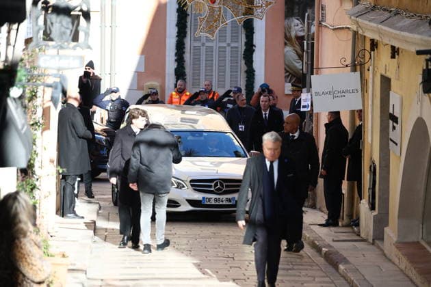 Brigitte Bardot Funeral - Saint-Tropez The hearst transporting the coffin drives towards arriving at Notre-Dame de l Assomption church, for the funeral ceremony for late French actress Brigitte Bardot, in Saint-Tropez, southeastern France, on January 7, 2026. French film sensation Brigitte Bardot, a symbol of sexual liberation in the 1950s and 1960s who reinvented herself as an animal rights defender and embraced far-right views, died on Decmber 28, 2025 aged 91. Photo by Raphael Lafargue ABACAPRESS.COM Saint-Tropez France  Copyright: xLafarguexRaphael ABACAx