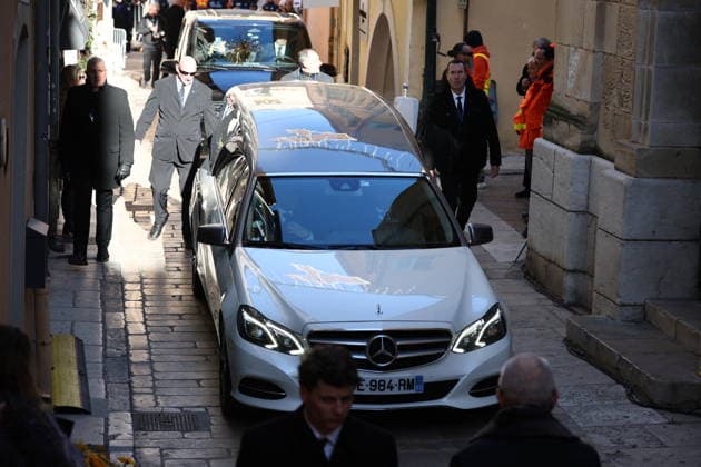 Brigitte Bardot Funeral - Saint-Tropez The hearst transporting the coffin drives towards arriving at Notre-Dame de l Assomption church, for the funeral ceremony for late French actress Brigitte Bardot, in Saint-Tropez, southeastern France, on January 7, 2026. French film sensation Brigitte Bardot, a symbol of sexual liberation in the 1950s and 1960s who reinvented herself as an animal rights defender and embraced far-right views, died on Decmber 28, 2025 aged 91. Photo by Raphael Lafargue ABACAPRESS.COM Saint-Tropez France  Copyright: xLafarguexRaphael ABACAx
