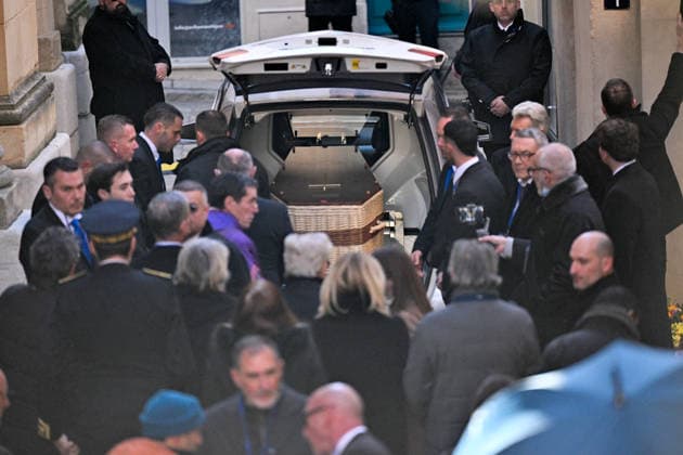 Brigitte Bardot Funeral - Saint-Tropez Coffin arriving at Notre-Dame de l Assomption church, for the funeral ceremony for late French actress Brigitte Bardot, in Saint-Tropez, southeastern France, on January 7, 2026. French film sensation Brigitte Bardot, a symbol of sexual liberation in the 1950s and 1960s who reinvented herself as an animal rights defender and embraced far-right views, died on Decmber 28, 2025 aged 91. Photo by Julien Reynaud APS-Medias ABACAPRESS.COM Saint-Tropez France  Copyright: xReynaudxJulien APS-Medias ABACAx