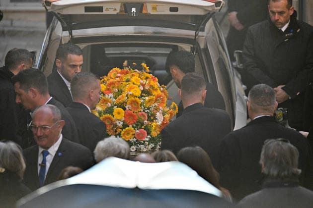 Brigitte Bardot Funeral - Saint-Tropez Coffin arriving at Notre-Dame de l Assomption church, for the funeral ceremony for late French actress Brigitte Bardot, in Saint-Tropez, southeastern France, on January 7, 2026. French film sensation Brigitte Bardot, a symbol of sexual liberation in the 1950s and 1960s who reinvented herself as an animal rights defender and embraced far-right views, died on Decmber 28, 2025 aged 91. Photo by Julien Reynaud APS-Medias ABACAPRESS.COM Saint-Tropez France  Copyright: xReynaudxJulien APS-Medias ABACAx