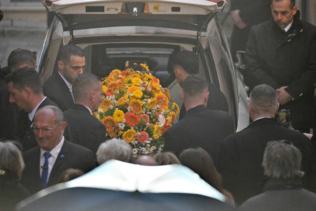 Brigitte Bardot Funeral - Saint-Tropez Coffin arriving at Notre-Dame de l Assomption church, for the funeral ceremony for late French actress Brigitte Bardot, in Saint-Tropez, southeastern France, on January 7, 2026. French film sensation Brigitte Bardot, a symbol of sexual liberation in the 1950s and 1960s who reinvented herself as an animal rights defender and embraced far-right views, died on Decmber 28, 2025 aged 91. Photo by Julien Reynaud APS-Medias ABACAPRESS.COM Saint-Tropez France  Copyright: xReynaudxJulien APS-Medias ABACAx