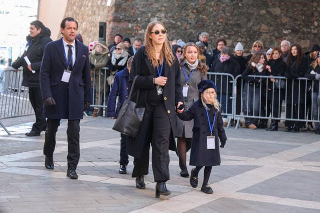 Théa Charrier, Brigitte Bardots granddaughter, and her children arrive at Brigitte Bardots funeral at the Notre Dame de lAssomption parish church in Saint Tropez, France, on January 7, 2026 Brigitte Bardot, an emblematic figure of French cinema and an international icon, died on December 28, 2025 at the age of 91 at her legendary La Madrague estate, in Saint Tropez, France Revealed to the world through her role in Et DieuÖ créa la femme , she had helped make Saint Tropez a world-famous landmark The actress will be laid to rest on January 7, 2026 in the Saint Tropez marine cemetery, alongside her father Louis Bardot 1896 1975 and her mother Anne Marie Mucel 1912 1978 A religious ceremony will be held beforehand in the Saint Tropez church, w Copyright: xJACOVIDES-MOREAUx xBESTIMAGExJACOVIDES-MOREAUx xBESTIMAGEx