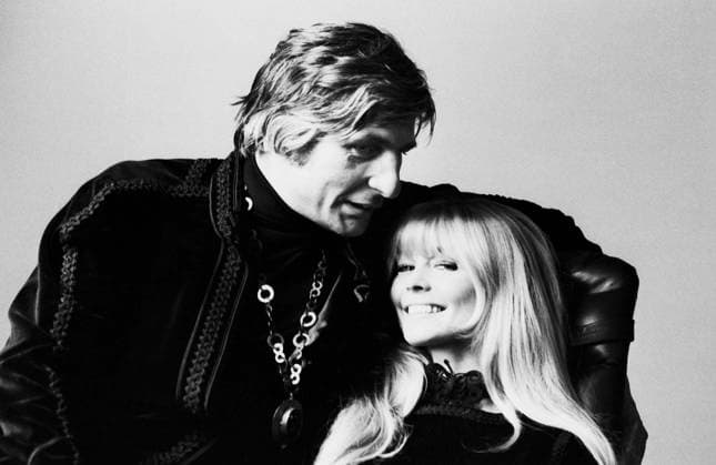 Aus einer Fotoserie mit Gunter Sachs und Mirja Larsson, Paris 1970. Das Paar sitzt vertraut nebeneinander, sie lächelt in die Kamera, er blickt sie liebevoll an. Paris Ile-de-France Frankreich *** from a Photo series with Gunter Sachs and Mirja Larsson, Paris 1970 the pair sits familiar side by side, you smiles in the Camera, he looks you affectionately to Paris Ile de France France Copyright: xUnitedxArchivesx xSvenxSimonxArchives SVS_94010002022