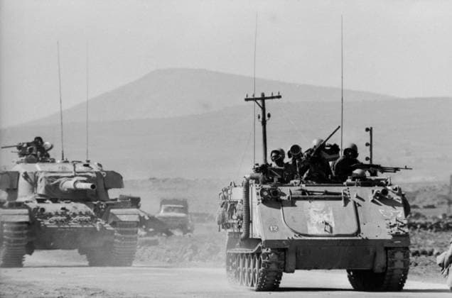 Israelische Panzerkolonne auf den Golan-Höhen während des Jom-Kippur-Krieges im Oktober 1973. Im Bild ein schwerer Kampfpanzer und ein Schützenpanzer mit Soldaten in Gefechtsbereitschaft auf staubiger Straße vor vulkanischer Hügellandschaft. Golan-Höhen Syrien *** Israeli Panzer column at the Golan Heights during of Jom KIPPUR War at October 1973 at Picture a more difficult Battle tanks and a Infantry fighting vehicle with Soldiers in Combat readiness at Staubiger Street before volcanic Hilly landscape Golan Heights Syria Copyright: xUnitedxArchivesx xSvenxSimonxArchives SVS_94010002311