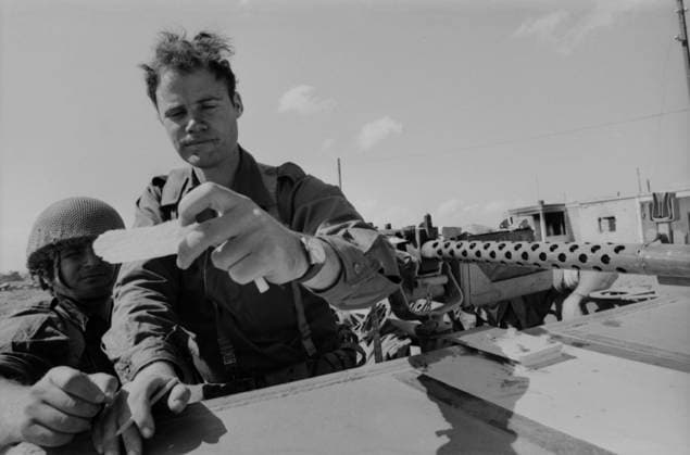 Zwei israelische Soldaten auf einem Panzer, einer mit einer Karte oder Skizze in der Hand, vermutlich zur Orientierung im Einsatzgebiet. Aufnahme aus dem Jom-Kippur-Krieg, Oktober 1973. Israel Syrien *** Two Israeli Soldiers at a Tanks, a with a Map Or Sketch in the Hand, probably to Orientation at Field of application Recording from the Jom KIPPUR War, October 1973 Israel Syria Copyright: xUnitedxArchivesx xSvenxSimonxArchives SVS_94010002342
