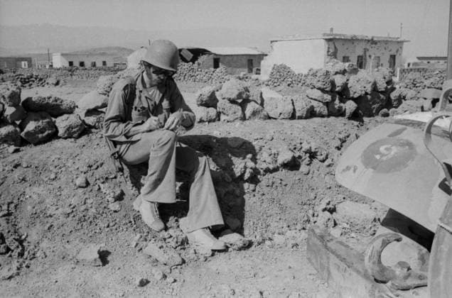 Ein westlicher Journalist sitzt inmitten einer zerklüfteten Landschaft auf den Golan-Höhen während des Jom-Kippur-Krieges. In schützender Entfernung notiert er sich etwas, den Helm noch auf dem Kopf, die Kamera umgehängt. Golan-Höhen Syrien *** a Western Journalist sits in the middle of a craggy Landscape at the Golan Heights during of Jom KIPPUR War in protective Distance listed he itself something, the Helmet still at the Head, the Camera umgehängt Golan Heights Syria Copyright: xUnitedxArchivesx xSvenxSimonxArchives SVS_94010002353