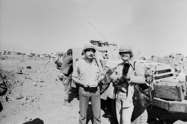 Pressefotograf Sven Simon (rechts) mit Schutzhelm und Kameraausrüstung auf den Golanhöhen während des Jom-Kippur-Kriegs. Neben ihm steht Reporter Holger Diezemann. Golan-Höhen Syrien *** Press photographer Sven Simon right with Safety helmet and Camera equipment at the Golan Heights during of Jom KIPPUR War next to him is Reporter Holger Diezemann Golan Heights Syria Copyright: xUnitedxArchivesx xSvenxSimonxArchives SVS_94010002359