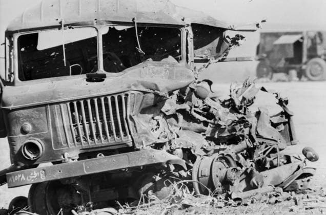 Zerstörter Lastwagen sowjetischer Bauart, vermutlich im Dienst der syrischen Armee, durch eine Explosion oder Beschuss schwer beschädigt. Die Aufnahme entstand vermutlich während des Jom-Kippur-Krieges 1973 auf den Golan-Höhen. Golan-Höhen Syrien *** Destroyer Trucks Soviet Design, probably at Service the Syrian Army, through a Explosion Or Bombardment heavy damaged the Recording was created probably during of Jom KIPPUR War 1973 at the Golan Heights Golan Heights Syria Copyright: xUnitedxArchivesx xSvenxSimonxArchives SVS_94010002360