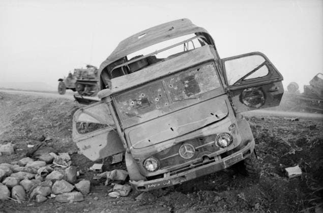 Ein ausgebrannter Mercedes-Benz Unimog-Lastwagen mit zahlreichen Einschusslöchern liegt schwer beschädigt im Straßengraben auf den Golanhöhen während des Jom-Kippur-Kriegs 1973. Golan-Höhen Syrien *** a ausgebrannter Mercedes Benz Unimog Trucks with numerous Einschußlöchern is heavy damaged at Ditch at the Golan Heights during of Jom KIPPUR War 1973 Golan Heights Syria Copyright: xUnitedxArchivesx xSvenxSimonxArchives SVS_94010002373