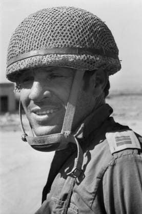 Porträt eines israelischen Soldaten im Feld, mit tarnnetzbedecktem Helm und drei Rangbalken auf der Schulterklappe - vermutlich ein Segen Leutnant (Segen = hebräisch für Lieutenant) während des Jom-Kippur-Krieges 1973 Golan-Höhen Syrien *** Portrait one Israeli Soldiers at Field, with camouflage net-covered Helmet and Three Ranking bar at the Epaulette probably a Blessing Lieutenant Blessing Hebrew for Lieutenant during of Jom KIPPUR War 1973 Golan Heights Syria Copyright: xUnitedxArchivesx xSvenxSimonxArchives