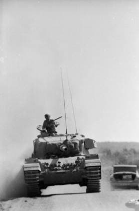 Ein israelischer Kampfpanzer vom Typ Centurion (Sho™t Kal) fährt mit hoher Geschwindigkeit auf einer staubigen Landstraße, frontal im Bild. Der Kommandant ist aus der Luke gestiegen und beobachtet aufmerksam das Umfeld, während des Jom-Kippur-Kriegs 1973. Golan-Höhen Syrien *** a Israeli Battle tanks from Type Centurion Sho™t Kal drives with high Speed at a dusty Country road, Frontal at Picture the Commander is from the Luke increased and monitored attention the Environment, during of Jom KIPPUR War 1973 Golan Heights Syria Copyright: xUnitedxArchivesx xSvenxSimonxArchives SVS_94010002382