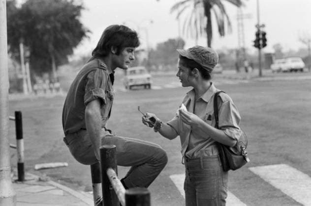 Oktober 1973, Jom-Kippur-Krieg: Ein junges israelisches Soldatenpaar steht an einer Kreuzung in einer Stadt und unterhält sich, vermutlich auf dem Weg per Anhalter zur Armee. Israel *** October 1973, Jom KIPPUR War a Young one Israeli Pair of soldiers is to a Intersection in a City and maintains itself, probably at the Path per Anhalter to Army Israel Copyright: xUnitedxArchivesx xSvenxSimonxArchives SVS_94010002563