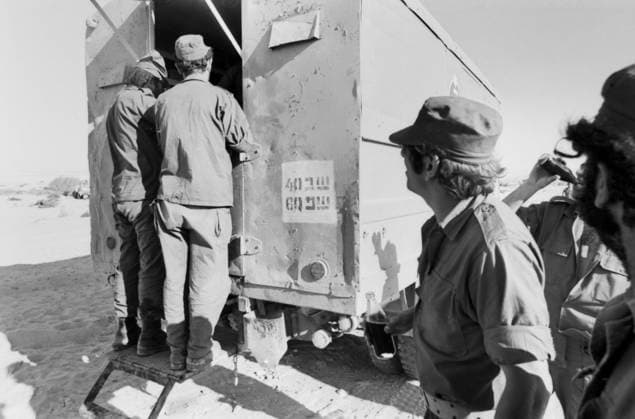 Oktober 1973, Jom-Kippur-Krieg: Israelische Soldaten stehen an einem Armeeverpflegungs-LKW in der Wüste, einige trinken aus Flaschen. Israel *** October 1973, Jom KIPPUR War Israeli Soldiers Standing to a Army rations TRUCK in the Desert, some drink from Bottles Israel Copyright: xUnitedxArchivesx xSvenxSimonxArchives SVS_94010002582