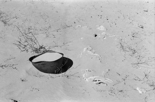 Oktober 1973, Jom-Kippur-Krieg: verlorener ägyptischer Stahlhelm liegt im Sand der Sinai-Wüste. Wüste Sinai Ägypten *** October 1973, Jom KIPPUR War lost Egyptian Steel helmet is at Sand the Sinai Desert Desert Sinai Egypt Copyright: xUnitedxArchivesx xSvenxSimonxArchives SVS_94010002585