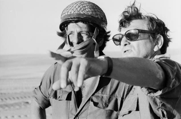 Schauspieler Chaim Topol (mit Stahlhelm) besucht während des Jom-Kippur-Krieges die IDF-Truppen auf den Golanhöhen, ein Presseoffizier (rechts) erläutert die Lage. Golan-Höhen Syrien *** Actors Chaim Topol with Steel helmet visits during of Jom KIPPUR War the IDF Troops at the Golan Heights, a Press officer right explains the Location Golan Heights Syria Copyright: xUnitedxArchivesx xSvenxSimonxArchives SVS_94010002590