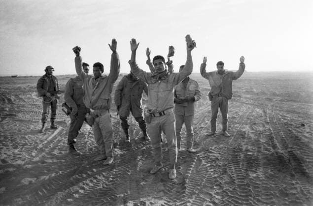 Oktober 1973, Jom-Kippur-Krieg: Eine Gruppe ägyptischer Soldaten ergibt sich in der Wüste israelischen Truppen, die Waffen im Anschlag halten. Wüste Sinai Ägypten *** October 1973, Jom KIPPUR War a Group Egyptian Soldiers results in itself in the Desert Israeli Troops, the Weapons at Stop hold Desert Sinai Egypt Copyright: xUnitedxArchivesx xSvenxSimonxArchives SVS_94010002604