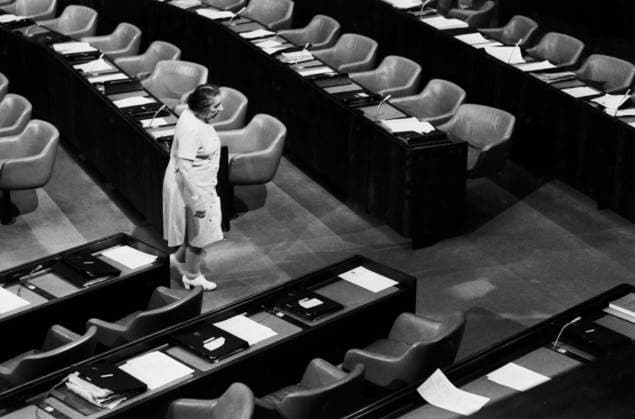 Regierungschefin Golda Meir geht allein durch die leeren Sitzreihen der Knesset in Jerusalem 1973. Jerusalem - Giv at Ram Jerusalem Israel *** Head of government Golda Meir goes alone through the Empty Seating rows the Knesset in Jerusalem 1973 Jerusalem Giv AT RAM Jerusalem Israel Copyright: xUnitedxArchivesx xSvenxSimonxArchives SVS_94010002612