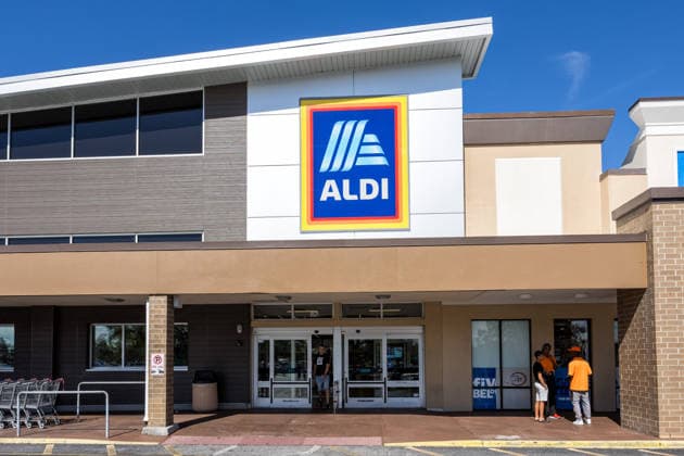 Aldi USA Supermarkt Discounter Filiale in Amerika in Tampa, Vereinigte Staaten Tampa, USA - 8. November 2025: Aldi USA Supermarkt Discounter Filiale in Amerika in Tampa, Vereinigte Staaten. *** Aldi USA Supermarket Discount Store in America in Tampa, United States Tampa, USA 8 November 2025 Aldi USA Supermarket Discount Store in America in Tampa, United States
