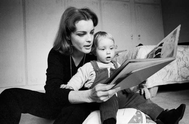 Romy Schneider sitzt mit ihrem Sohn David auf dem Boden und blättert gemeinsam mit ihm in einem Bilderbuch, 1968 in Paris. Paris Frankreich *** Romy Schneider sits with their Son David at the Floor and scrolls jointly with him in a Picture book, 1968 in Paris Paris France Copyright: xUnitedxArchivesx xSvenxSimonxArchives SVS_94010003457