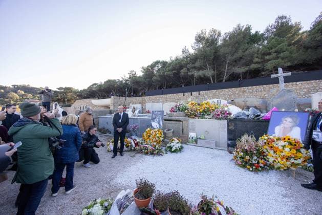 Brigitte Bardot s Grave at The Marine Cemetery - Saint-Tropez Wreath of flowers and photographs of late French actress Brigitte Bardot are pictured around her grave at the marine cemetery, following the funeral ceremony at Notre-Dame de l Assomption church, in Saint-Tropez, southeastern France, on January 7, 2026. French film sensation Brigitte Bardot, a symbol of sexual liberation in the 1950s and 1960s who reinvented herself as an animal rights defender and embraced far-right views, died on December 28, 2025 aged 91. Photo by Shootpix ABACAPRESS.COM Saint-Tropez France  Copyright: xShootpix ABACAx