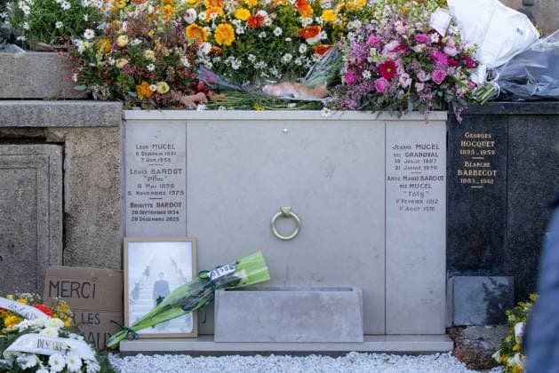 Brigitte Bardot s Grave at The Marine Cemetery - Saint-Tropez Wreath of flowers and photographs of late French actress Brigitte Bardot are pictured around her grave at the marine cemetery, following the funeral ceremony at Notre-Dame de l Assomption church, in Saint-Tropez, southeastern France, on January 7, 2026. French film sensation Brigitte Bardot, a symbol of sexual liberation in the 1950s and 1960s who reinvented herself as an animal rights defender and embraced far-right views, died on December 28, 2025 aged 91. Photo by Shootpix ABACAPRESS.COM Saint-Tropez France  Copyright: xShootpix ABACAx