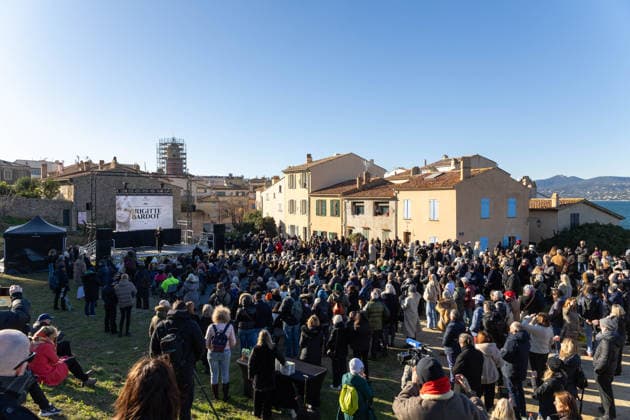 Public Tribute to Brigitte Bardot at The Pre Des Pecheurs - Saint-Tropez Admirers and local residents gather for a public tribute to Brigitte Bardot at the Pré des Pêcheurs, in the La Ponche district of Saint-Tropez after Brigitte Bardot s Funerals on January 7, 2026 in Saint-Tropez, France. Photo by Shootpix ABACAPRESS.COM Saint-Tropez France  Copyright: xShootpix ABACAx