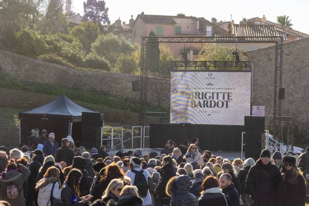 Public Tribute to Brigitte Bardot at The Pre Des Pecheurs - Saint-Tropez Admirers and local residents gather for a public tribute to Brigitte Bardot at the Pré des Pêcheurs, in the La Ponche district of Saint-Tropez after Brigitte Bardot s Funerals on January 7, 2026 in Saint-Tropez, France. Photo by Shootpix ABACAPRESS.COM Saint-Tropez France  Copyright: xShootpix ABACAx